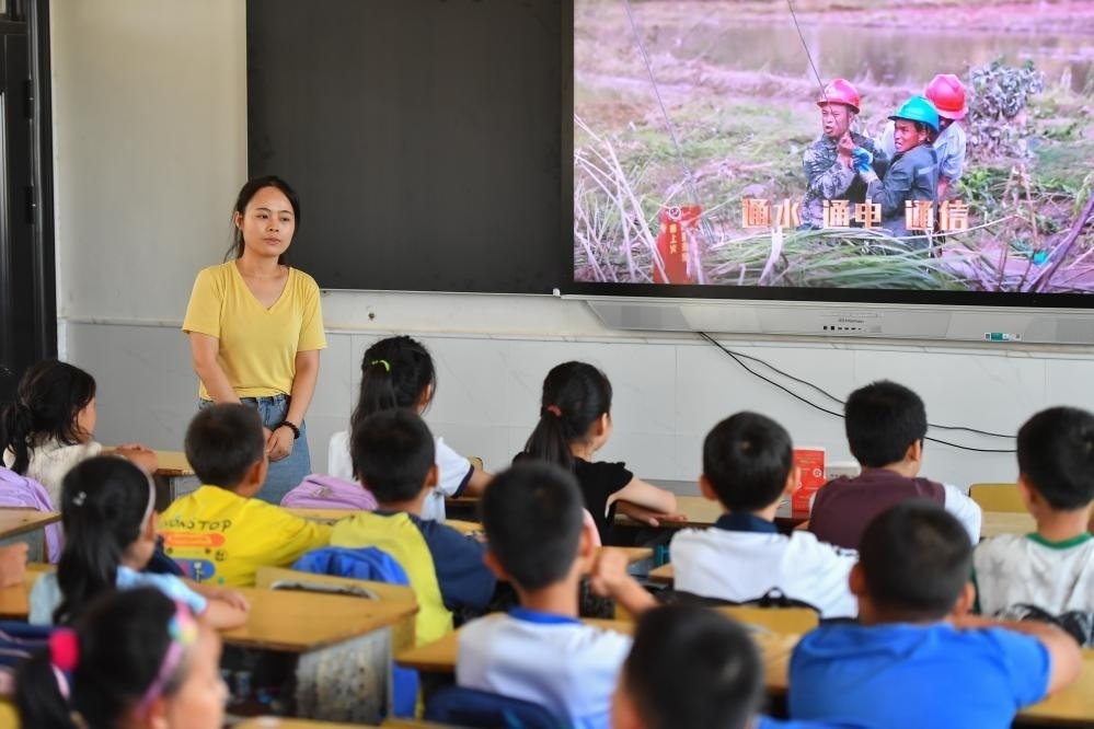 今年夏天，湖南華容縣等地遭受洪澇災(zāi)害。9月，華容縣一所學(xué)校，老師通過講述防災(zāi)救災(zāi)故事，引導(dǎo)孩子們知情、共情，汲取成長的力量。