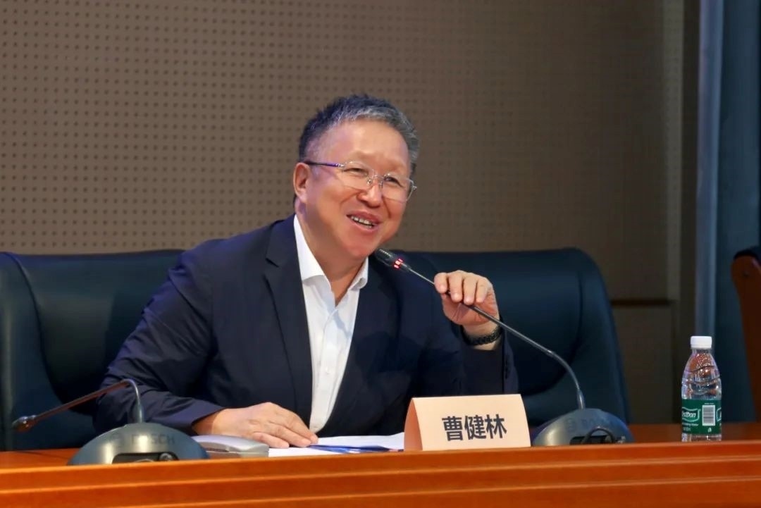 科技部原副部長、十三屆全國政協(xié)教科衛(wèi)體委員會(huì)副主任、現(xiàn)任季華實(shí)驗(yàn)室理事長、主任曹健林致辭。主辦方供圖