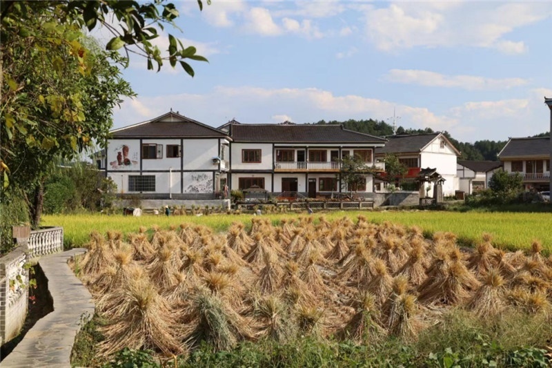 傳統(tǒng)的黔北村莊風(fēng)貌同現(xiàn)代民居元素相融合，人文風(fēng)光與生態(tài)自然風(fēng)景相結(jié)合，人與自然和諧共生。（俄羅斯《中國與俄羅斯》雜志社社長奧列格·別列日內(nèi)赫攝）