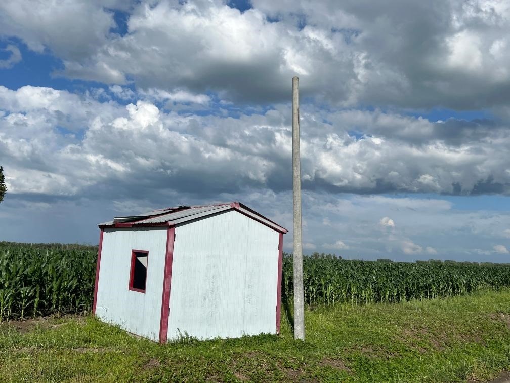 林甸縣一處保護(hù)水源井的鐵皮房出現(xiàn)破損，未見配套設(shè)備。新華社記者董寶森攝