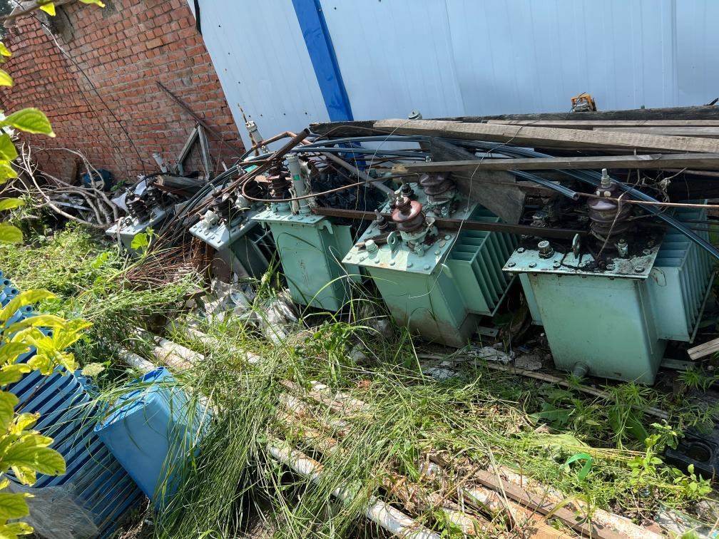 存放在農(nóng)戶家中的變壓器。新華社記者董寶森攝