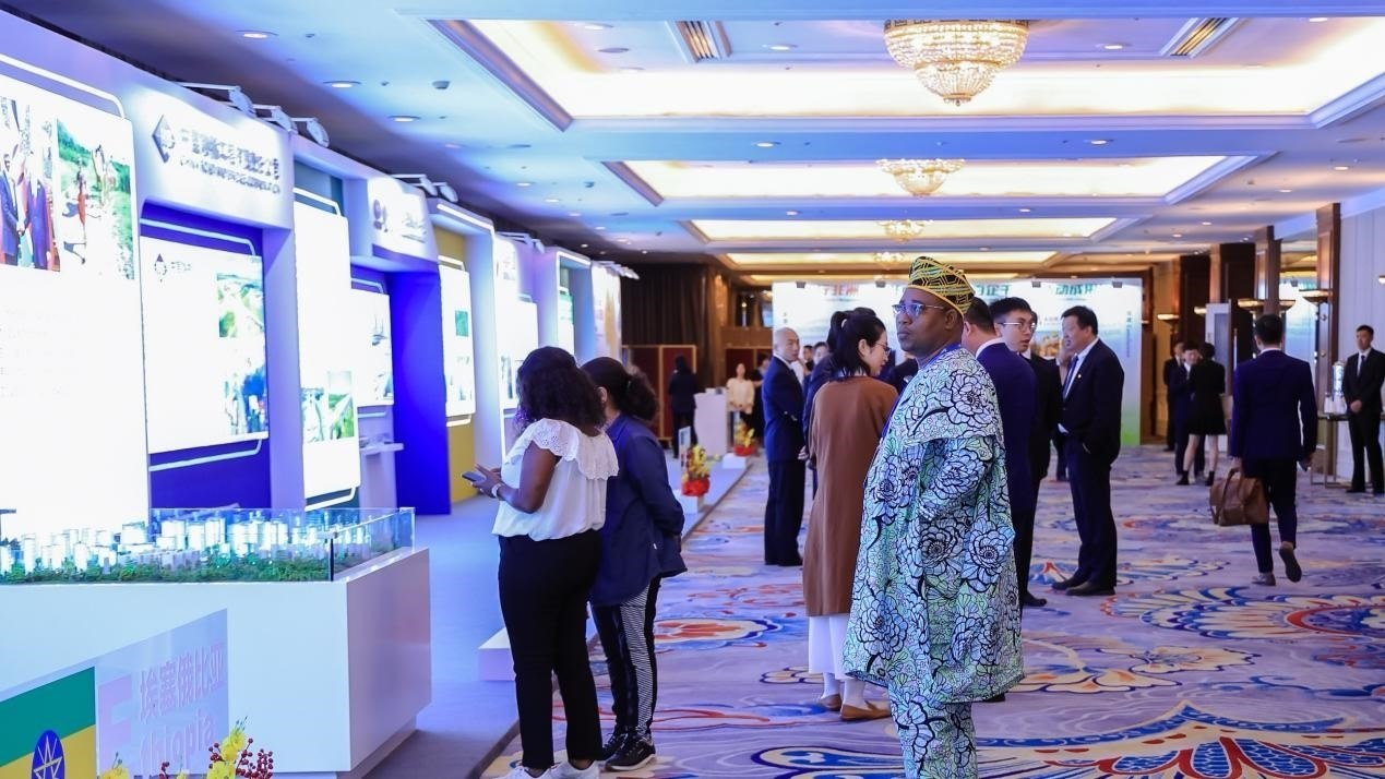 與會(huì)嘉賓參觀主題展覽。主辦方供圖