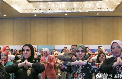 活動現(xiàn)場，埃及民眾跟著孫武權體驗中醫(yī)傳統(tǒng)功法易筋經(jīng)。人民網(wǎng)記者黃培昭