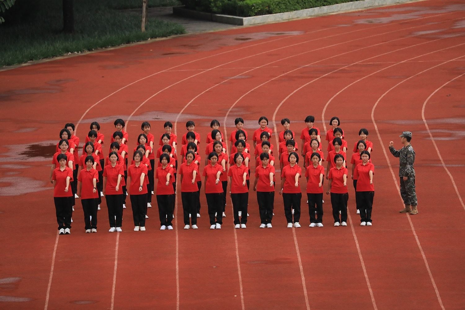 華坪女高2024級(jí)新生軍訓(xùn)。華坪縣融媒體中心供圖