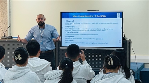 聯(lián)合國(guó)內(nèi)羅畢辦事處的工作人員為支隊(duì)成員講解可持續(xù)發(fā)展目標(biāo)。林源攝