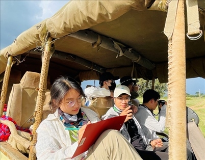 支隊(duì)成員開(kāi)展長(zhǎng)頸鹿監(jiān)測(cè)國(guó)際志愿工作。林源攝