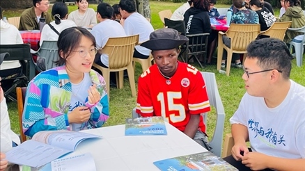 支隊(duì)成員在青年論壇上與世界各地的志愿者交流。 林源攝