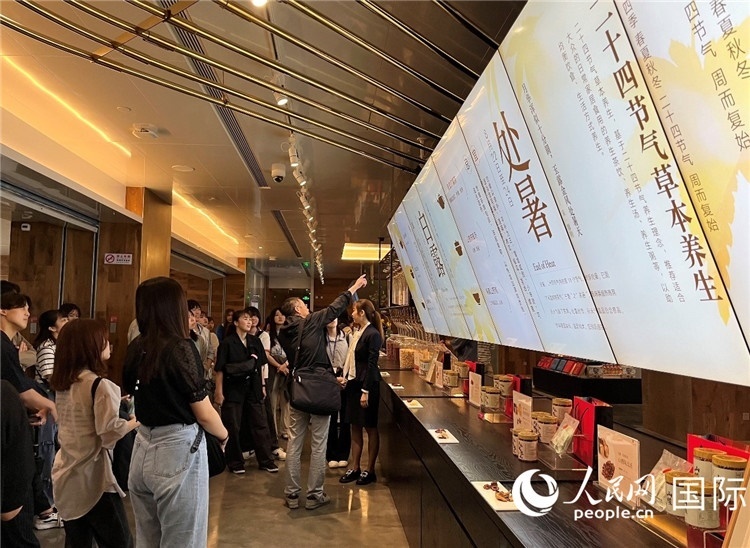 2. 日中友好協(xié)會青年代表團(tuán)一行學(xué)習(xí)24節(jié)氣養(yǎng)生知識。（人民網(wǎng)記者陳思 攝）