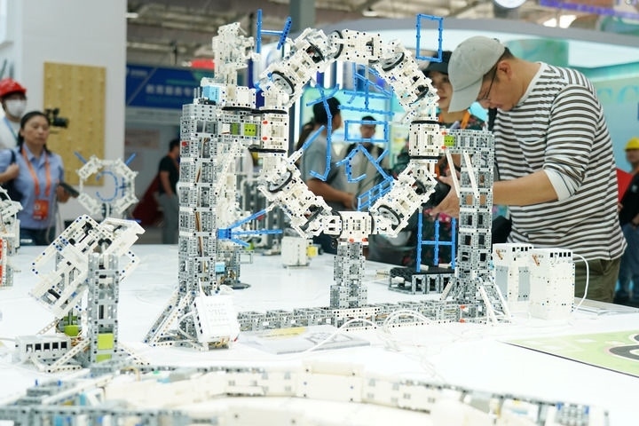 2024年9月11日，記者在服貿(mào)會(huì)首鋼園區(qū)教育服務(wù)館采訪。新華社記者 張晨霖 攝