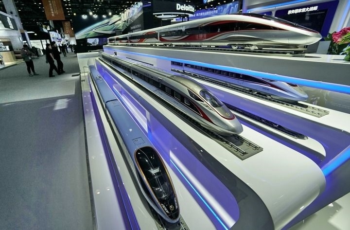 2024年9月11日拍攝的國(guó)家會(huì)議中心會(huì)場(chǎng)內(nèi)的展臺(tái)。新華社記者 李欣 攝