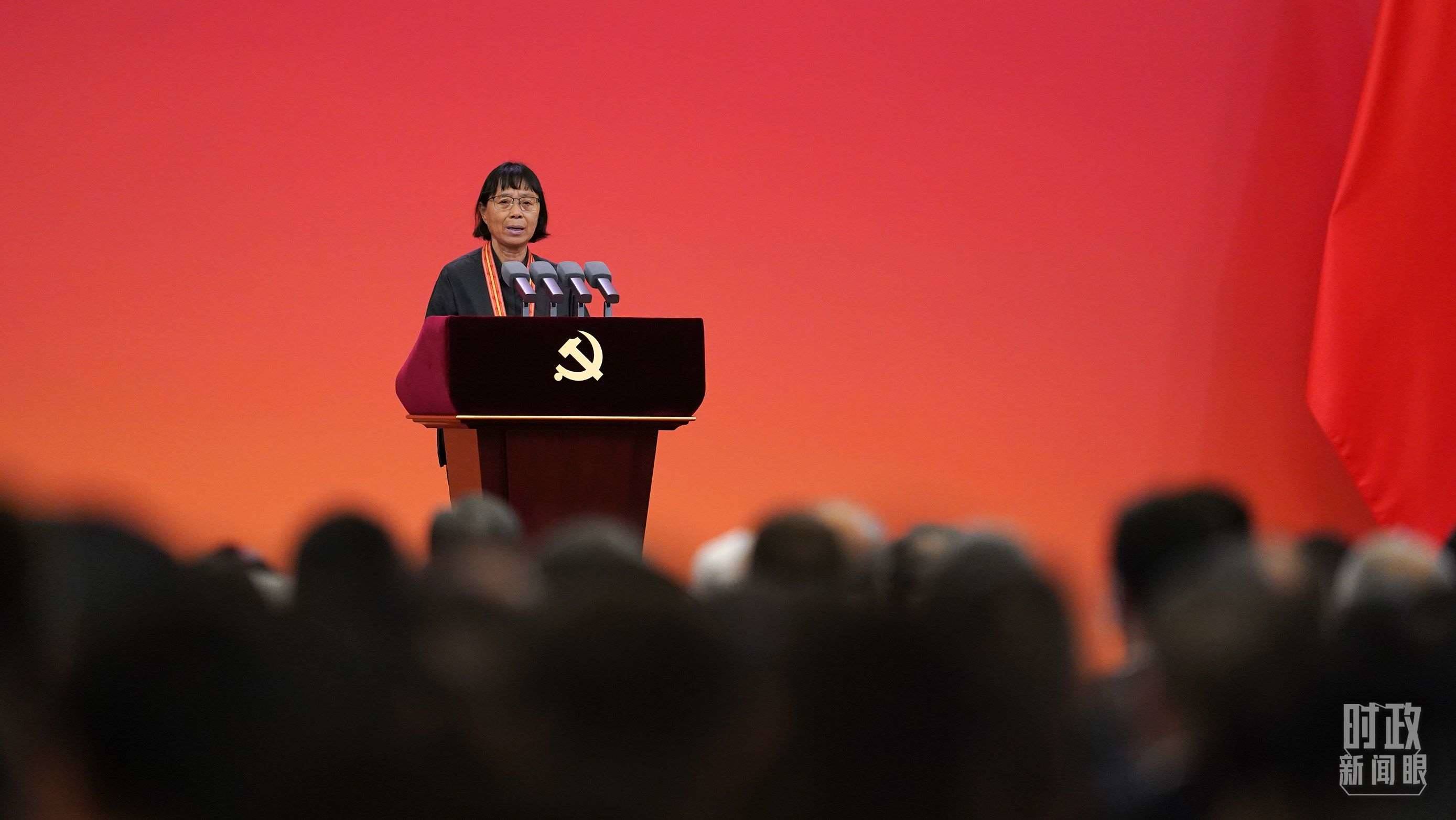  △2021年6月，幫助數(shù)千名貧困山區(qū)女孩圓夢(mèng)大學(xué)的人民教師張桂梅，代表“七一勛章”獲得者發(fā)言。（總臺(tái)國廣記者李晉拍攝）
