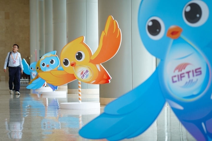 2024年9月11日在國(guó)家會(huì)議中心拍攝的服貿(mào)會(huì)吉祥物“福燕”形象。新華社記者 陳鐘昊 攝