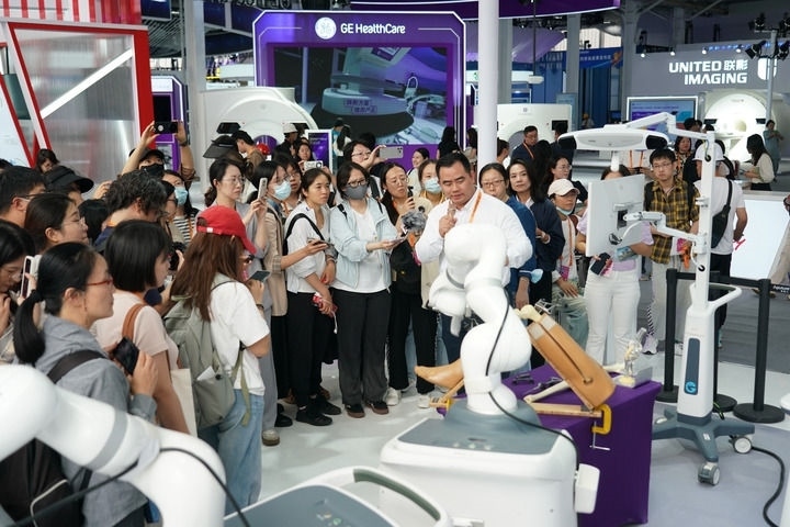 2024年9月11日，記者在服貿(mào)會(huì)首鋼園區(qū)健康衛(wèi)生服務(wù)館采訪。新華社記者 張晨霖 攝