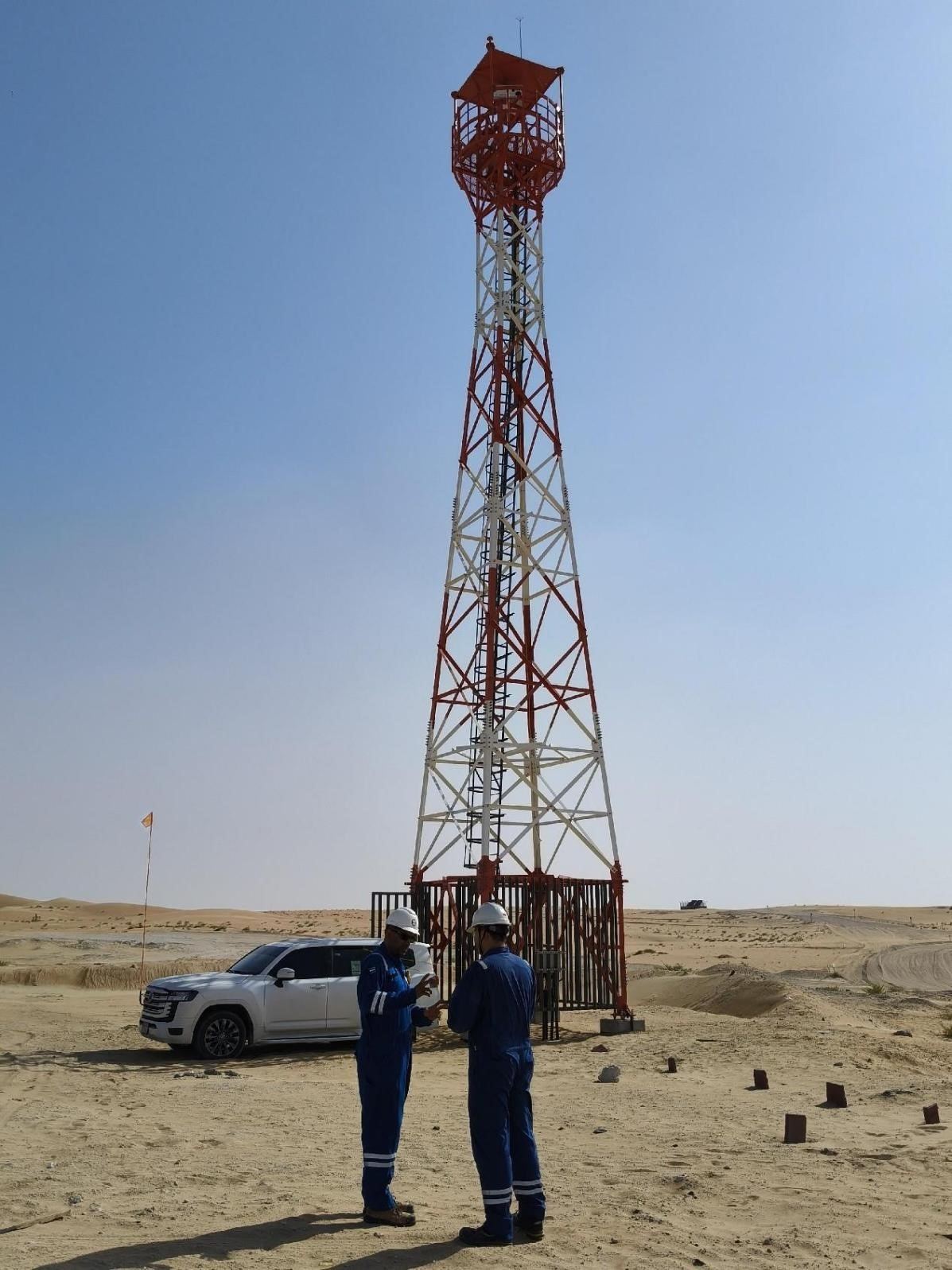 工作人員在調試紅外線氣體監(jiān)測及智能預警系統(tǒng)。振華石油供圖