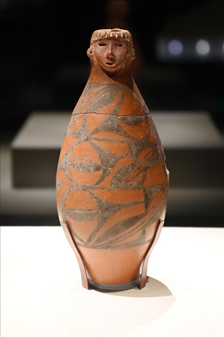 大地灣出土的人頭形器口彩陶瓶。新華社記者 范培珅 攝