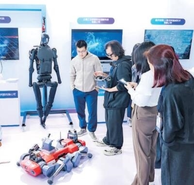 普陀區(qū)“中華武數(shù)”科創(chuàng)集市上，展位工作人員在向觀眾展示機器人。資料圖片