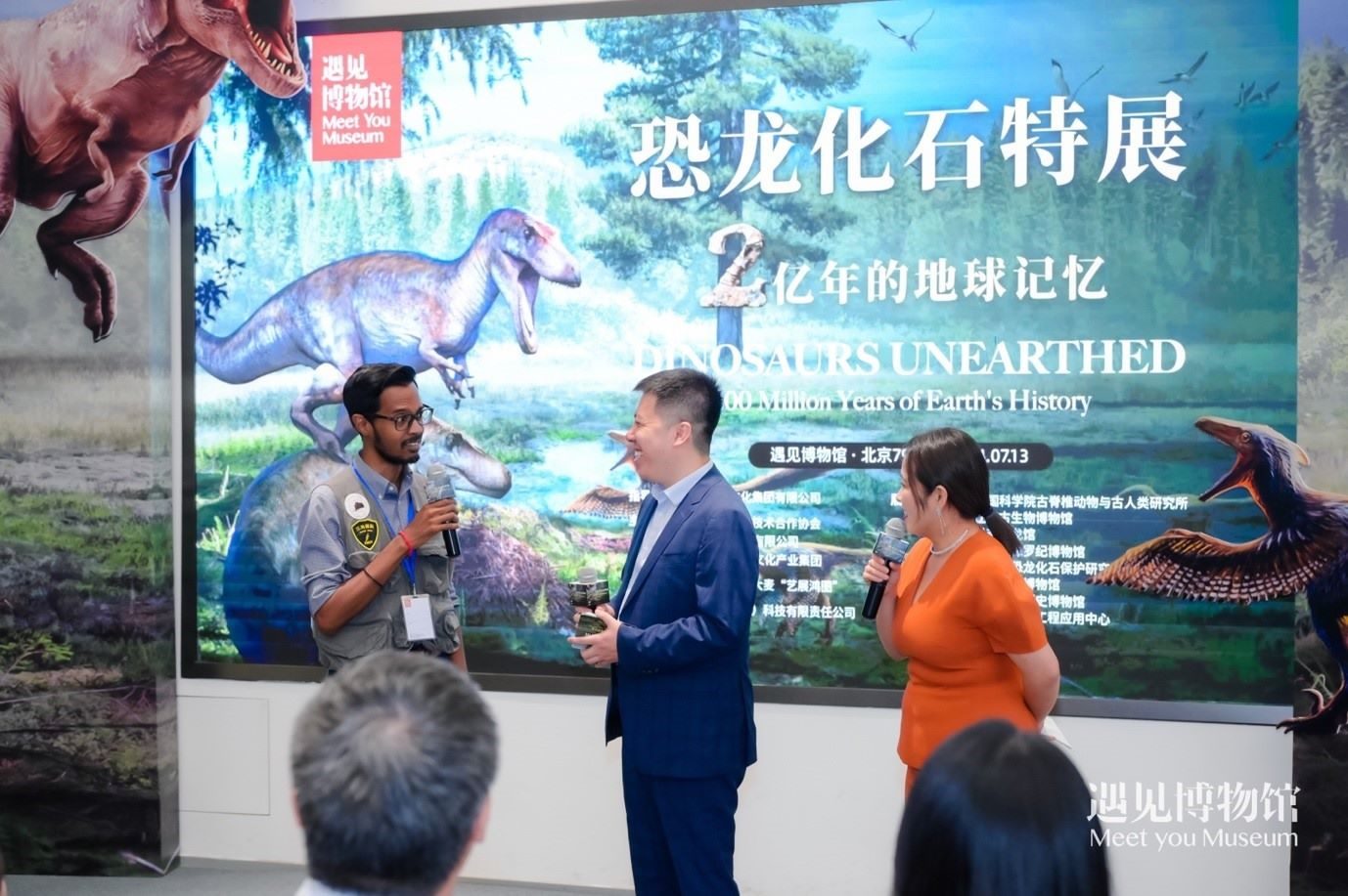 8. 中國(guó)科學(xué)院古脊椎動(dòng)物與人類(lèi)研究所特別研究助理保羅·拉米向游客介紹“2億年的地球記憶——恐龍化石特展”。遇見(jiàn)博物館供圖