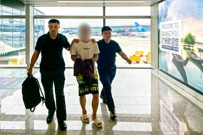 一名潛逃柬埔寨的犯罪嫌疑人被押解回國。公安部供圖