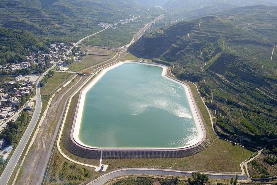 這是在天水市拍攝的已投用的天水城區(qū)引洮供水工程楊家灣調(diào)蓄水池（無人機照片）。新華社記者 范培珅 攝
