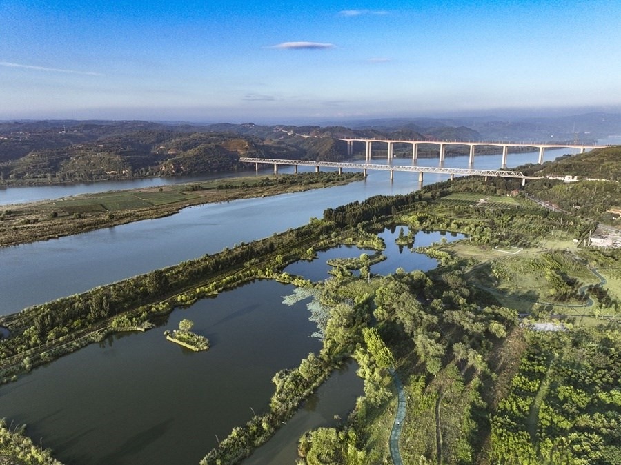 這是2023年8月28日在河南黃河濕地國家級自然保護區(qū)濟源段拍攝的景色（無人機照片）。新華社發(fā) 苗秋鬧 攝