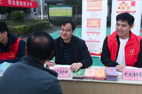 2022年11月9日，在杭州市臨安區(qū)太陽(yáng)鎮(zhèn)上太陽(yáng)村，臨安區(qū)太陽(yáng)司法所所長(zhǎng)方凱（右二）現(xiàn)場(chǎng)解答法律問(wèn)題。 新華社記者 徐昱 攝