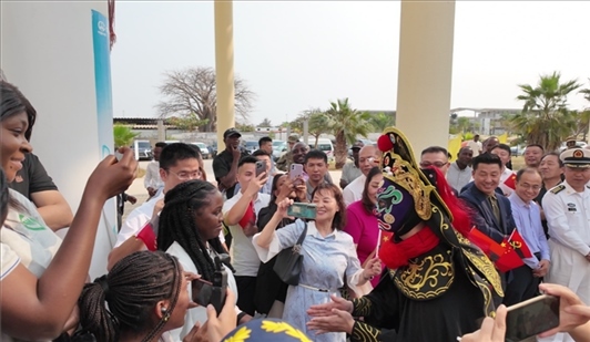 川劇變臉《蜀風妙韻》。內圖大學孔子學院供圖