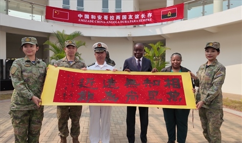 向內圖大學贈送書法作品。內圖大學孔子學院供圖