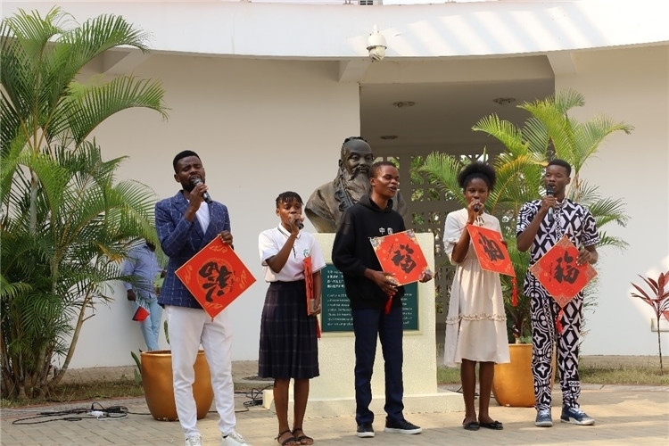 孔院學生演唱歌曲《故鄉(xiāng)的云》。內圖大學孔子學院供圖