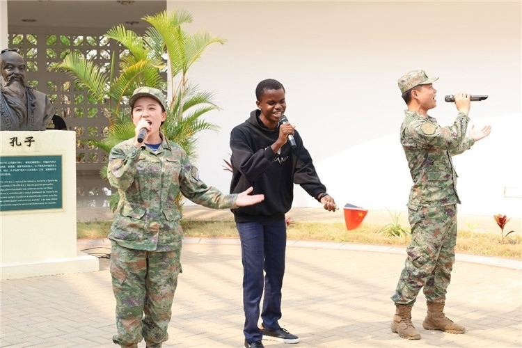 孔院學生與中國海軍官兵合唱《天地龍鱗》。內圖大學孔子學院供圖