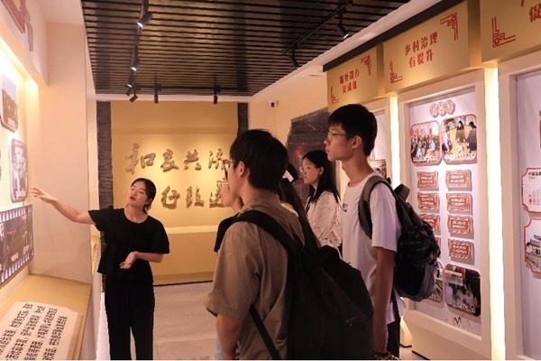 中央民族大學(xué)與中國(guó)人民大學(xué)聯(lián)合開(kāi)展“大國(guó)邊疆”實(shí)踐調(diào)研活動(dòng)。校方供圖