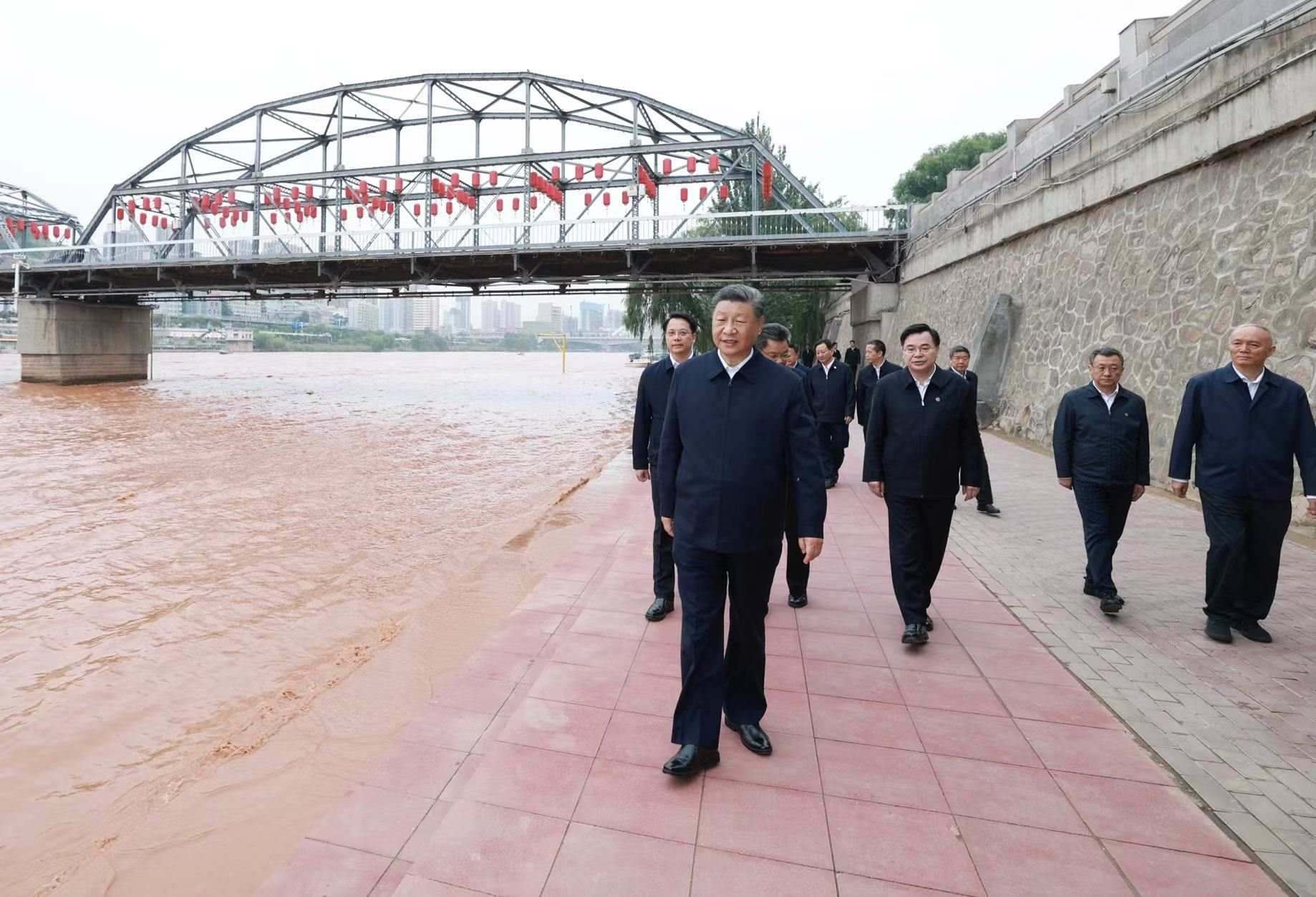 △9月11日下午，甘肅蘭州市黃河蘭州中山橋段，習(xí)近平總書記了解當(dāng)?shù)赝苿?dòng)黃河流域生態(tài)保護(hù)等情況。