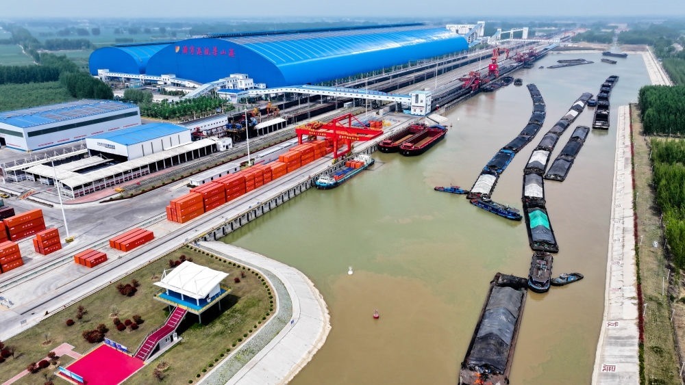 2024年4月24日，船舶行駛在山東濟(jì)寧港航梁山港航道上（無人機(jī)照片）。近年來，山東省加快構(gòu)建沿黃陸海大通道，有效促進(jìn)黃河流域各省區(qū)物流降本增效，實(shí)現(xiàn)更高水平對外開放。