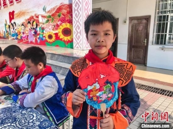 翠竹小學(xué)學(xué)生展示自己繪制的團扇作品。蔣豐慧 攝