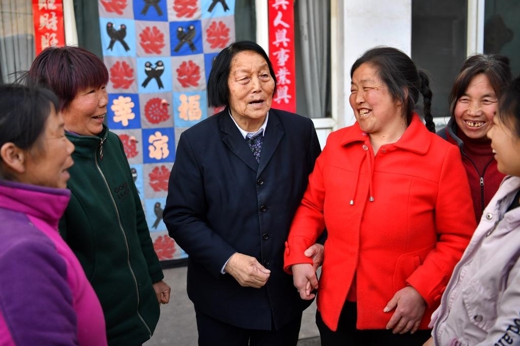 2019年3月23日，申紀(jì)蘭（左三）在山西省平順縣西溝村與村民分享全國(guó)兩會(huì)精神。新華社記者 曹陽 攝