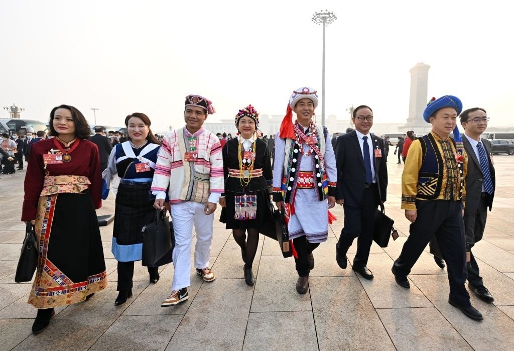 2023年3月5日，第十四屆全國(guó)人民代表大會(huì)第一次會(huì)議在北京人民大會(huì)堂開幕。這是全國(guó)人大代表走向會(huì)場(chǎng)。新華社記者 陳益宸 攝