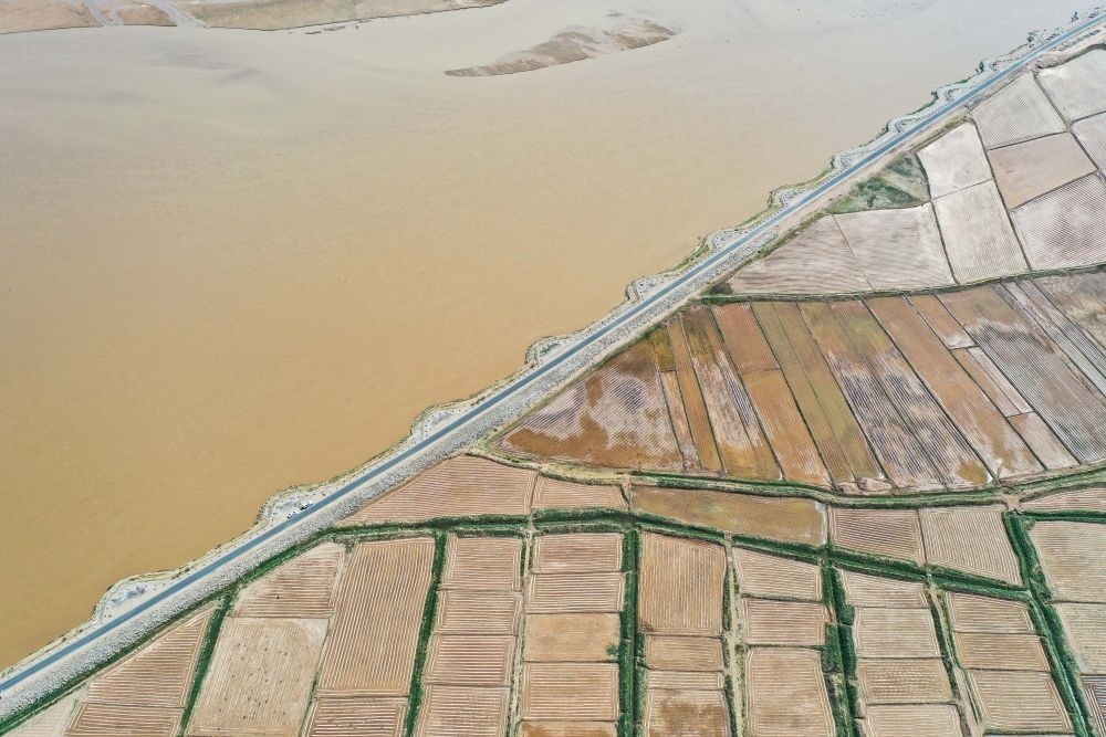 2024年5月26日在內(nèi)蒙古巴彥淖爾市臨河區(qū)拍攝的黃河（無人機(jī)照片）。巴彥淖爾市位于黃河“幾字彎”北端，擁有富饒的河套灌區(qū)，引黃灌溉面積達(dá)1000多萬畝。近年來，在引黃灌溉工程支撐下，河套灌區(qū)年均糧食總產(chǎn)量達(dá)60億斤以上。