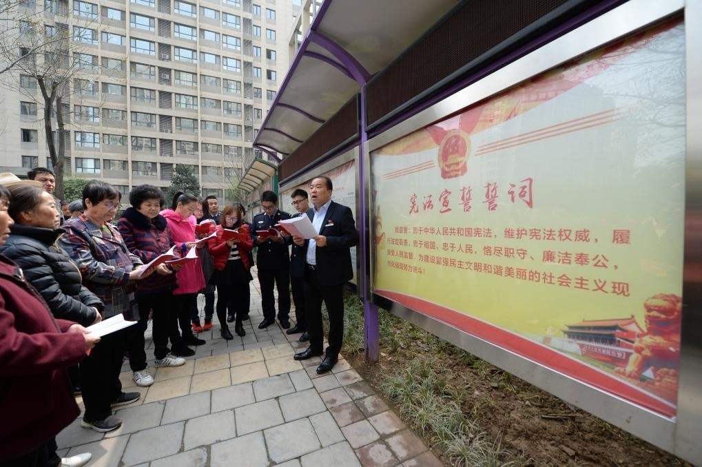 2018年3月20日，陜西寶倫律師事務(wù)所專職律師白銀濤（右一）在西安華遠(yuǎn)君城社區(qū)宣傳憲法知識(shí)。新華社記者 李一博 攝