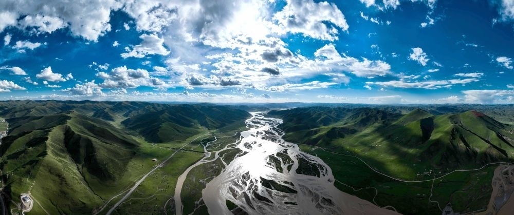 2024年7月31日在青海省果洛藏族自治州達(dá)日縣境內(nèi)拍攝的黃河（無人機(jī)全景照片）。