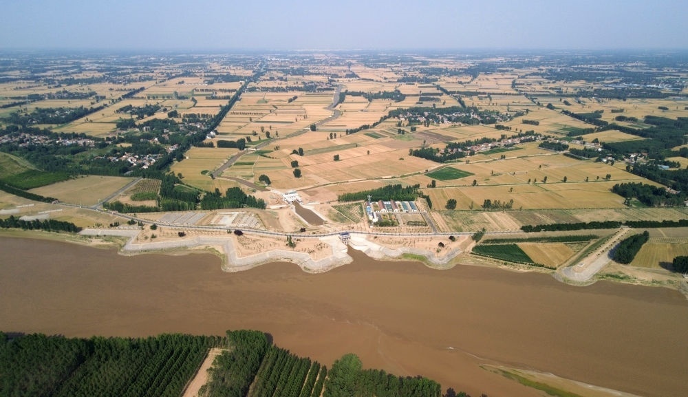 2024年6月19日，位于黃河高青段的馬扎子引黃閘開閘引水（無人機(jī)照片）。5月1日至6月18日，山東省累計(jì)啟用引黃閘63座，引黃河水量10.06億立方米，保障農(nóng)業(yè)灌溉需求。