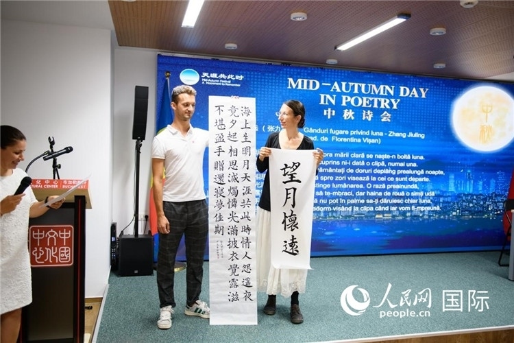 現(xiàn)場的羅馬尼亞書法愛好者書寫并展示作品。傅永山攝