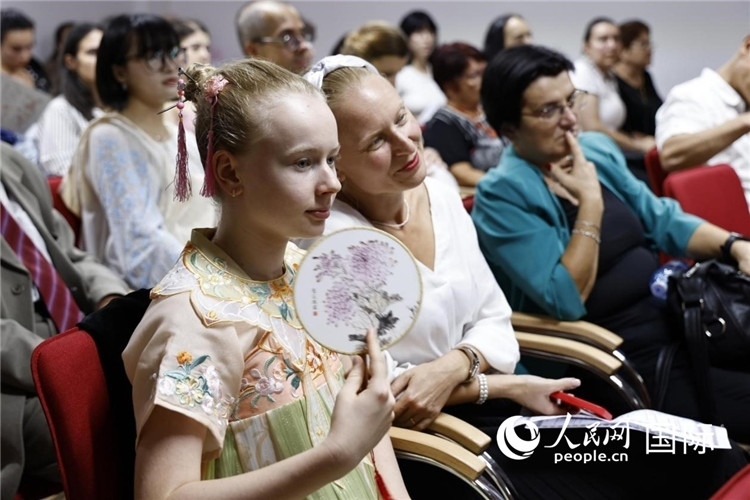 現(xiàn)在嘉賓觀看表演。傅永山攝