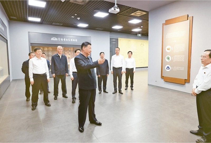 2024年9月10日，中共中央總書(shū)記、國(guó)家主席、中央軍委主席習(xí)近平在前往甘肅考察途中，來(lái)到陜西省寶雞市參觀寶雞青銅器博物院。 新華社記者 王曄/攝