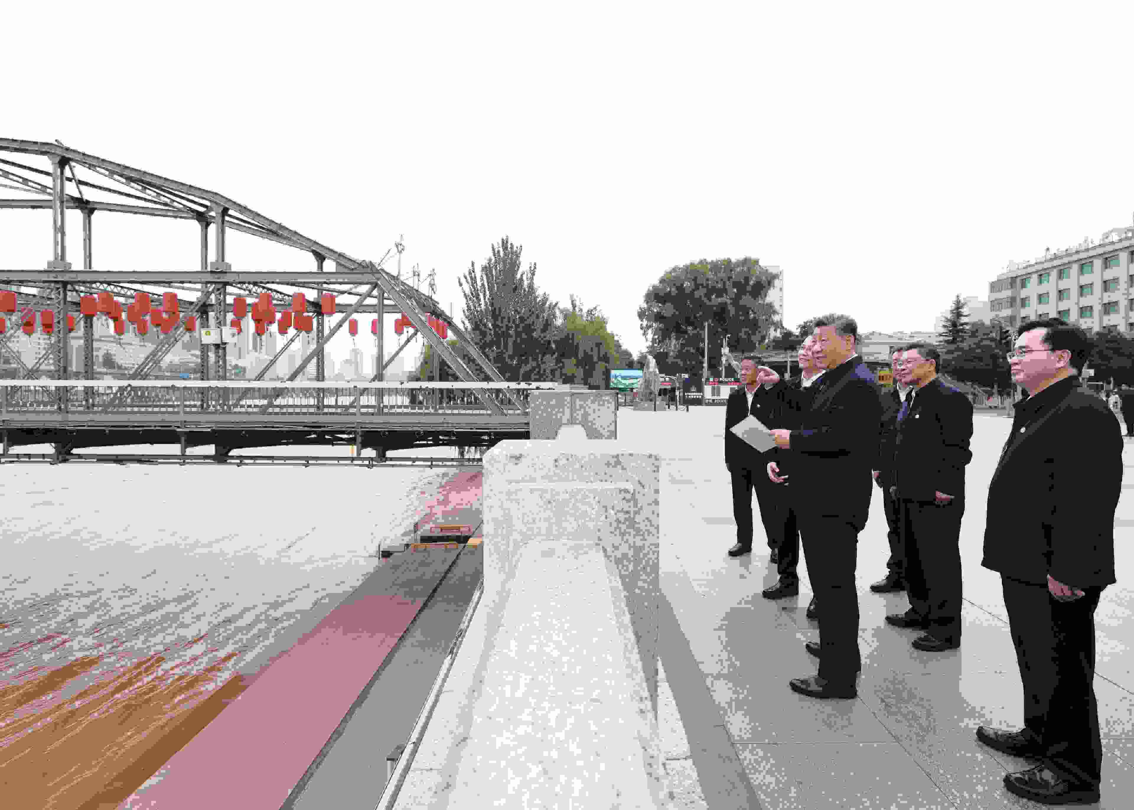 △ 2024年9月11日，習(xí)近平總書記來到甘肅省蘭州市黃河蘭州中山橋段，了解當(dāng)?shù)赝苿?dòng)黃河流域生態(tài)保護(hù)情況。