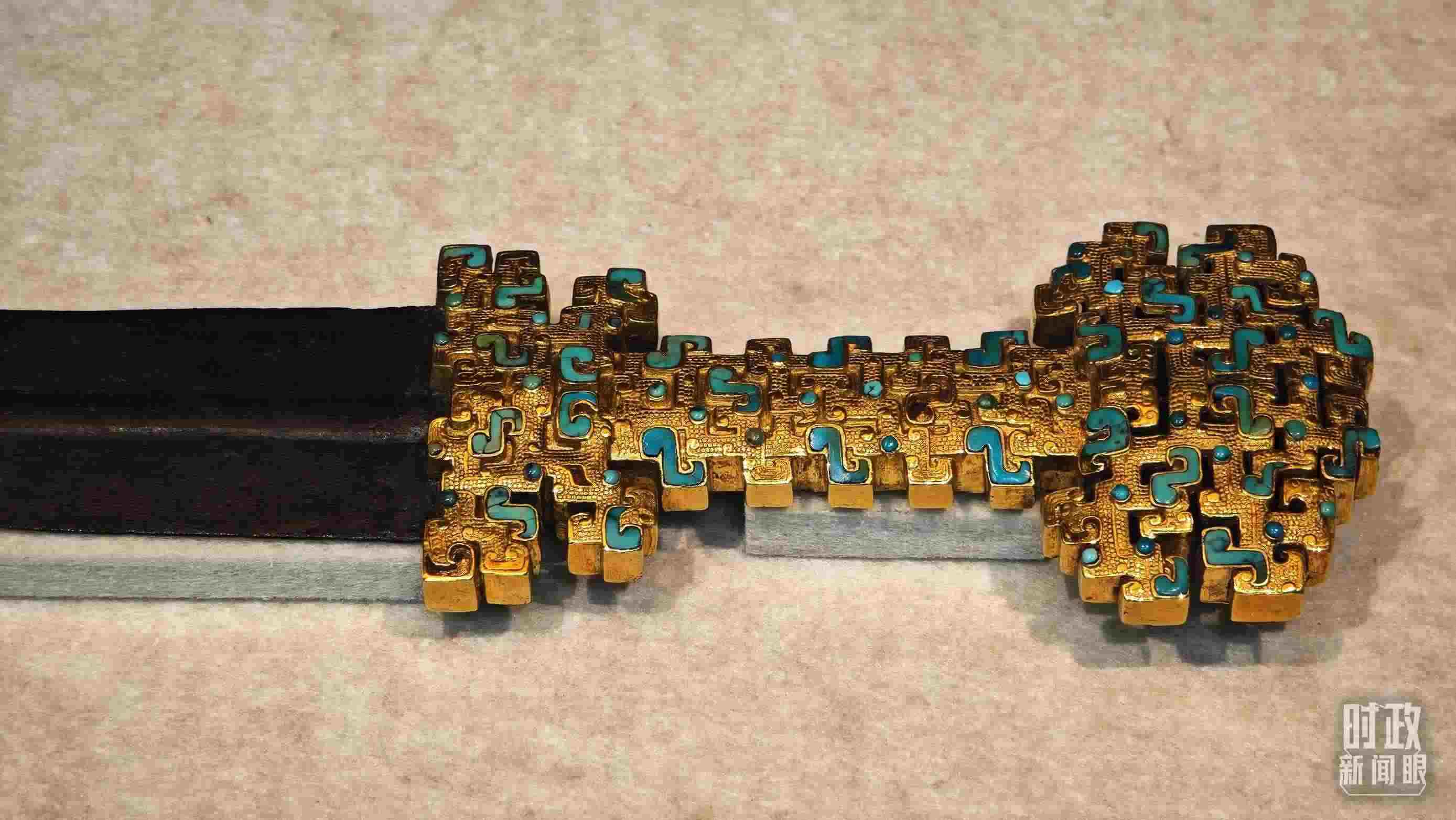 △這是1992年寶雞市益門二號墓出土的金柄鐵劍，劍柄嵌有綠松石。（總臺央視記者彭漢明拍攝）