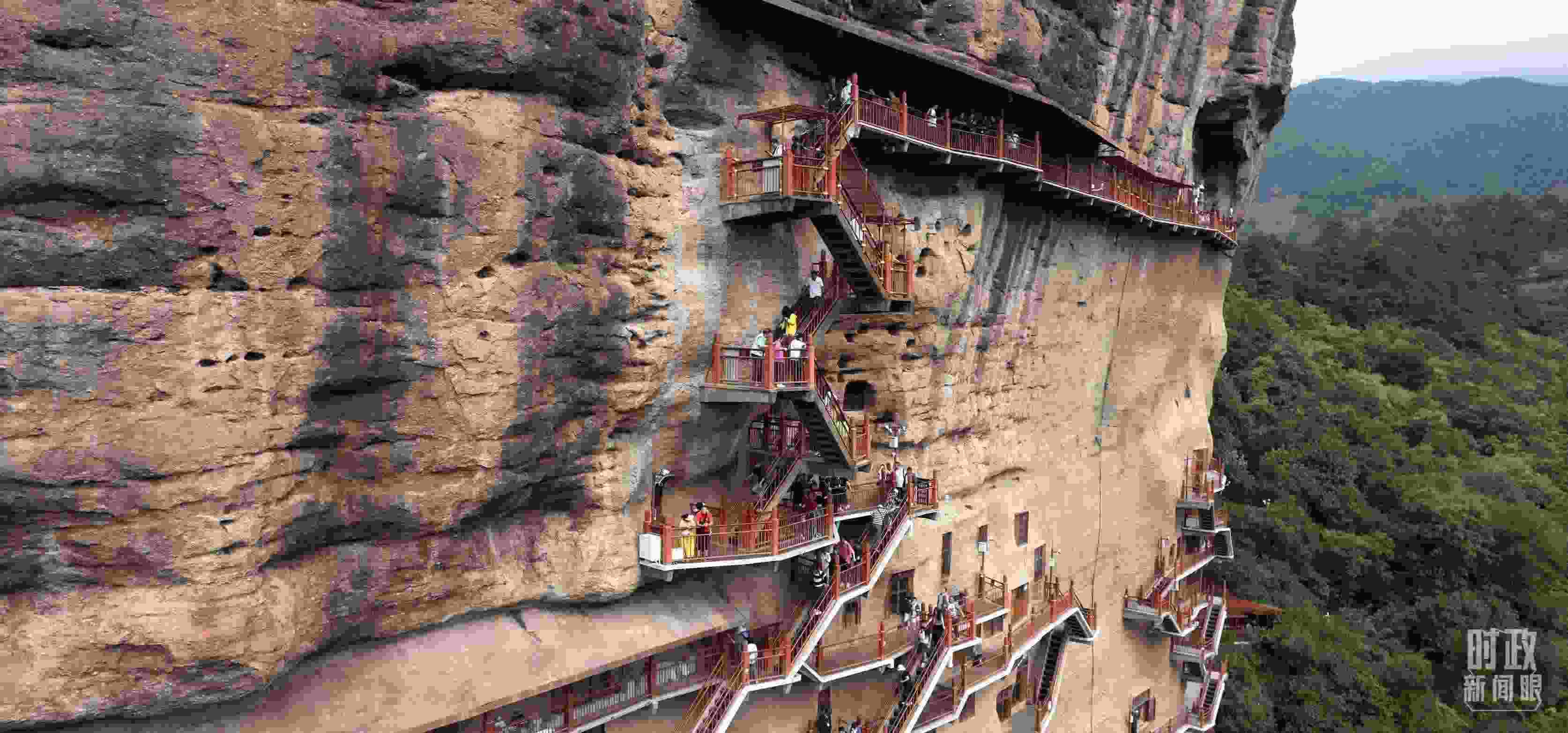 △麥積山石窟是國家5A級旅游景區(qū)，2024年上半年累計接待游客57萬人。（總臺國廣記者李晉拍攝）