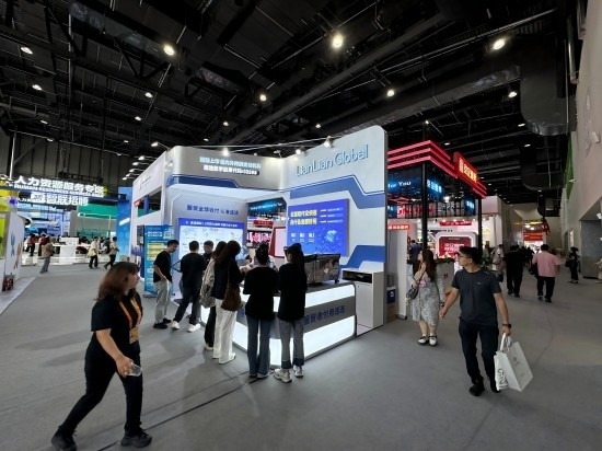 觀眾在展區(qū)了解相關(guān)金融服務(wù)。人民網(wǎng)記者 黃盛攝