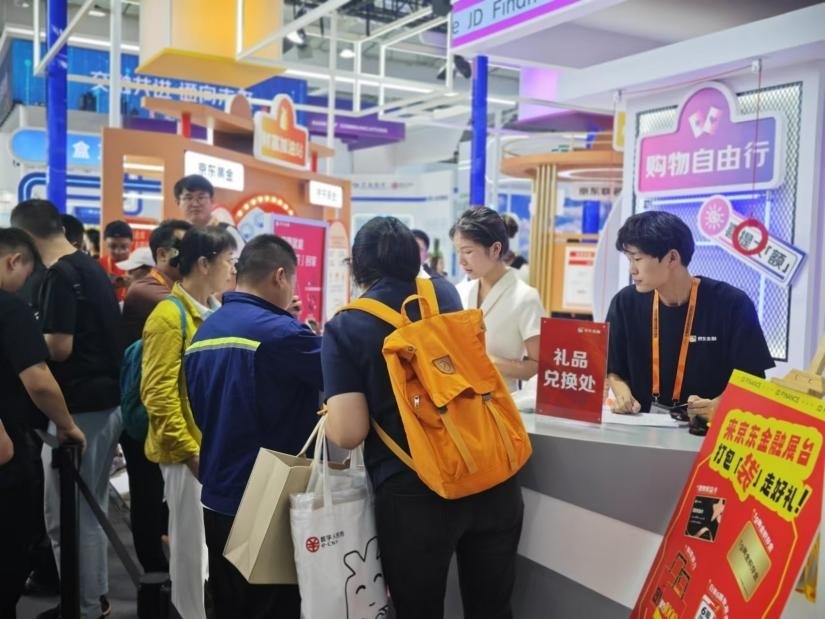 觀眾在金融服務(wù)展區(qū)體驗(yàn)展臺(tái)的互動(dòng)活動(dòng)。人民網(wǎng)記者 黃盛攝