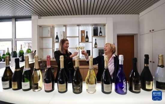 9月13日，在法國(guó)蘭斯附近的希尼萊羅斯，人們?cè)诩氧畞喛偛肯碛孟銠壘?。新華社記者 高靜 攝