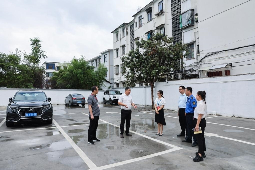 2024年9月11日，在浙江省湖州市，湖州吳興區(qū)人大代表、人大飛英街道工委代表及塔下街社區(qū)代表前往已改建的一處停車場進(jìn)行實(shí)地調(diào)研，監(jiān)督該改建項(xiàng)目的完成情況。新華社記者 徐昱 攝