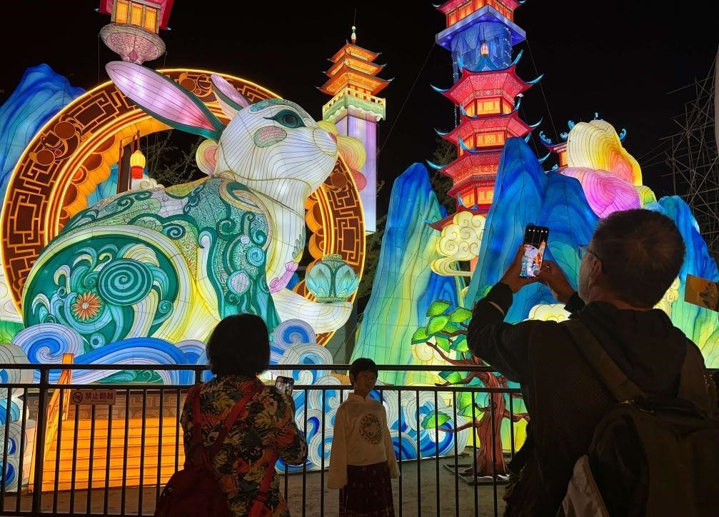 市民游客在2024年北京中秋國(guó)慶彩燈游園會(huì)欣賞彩燈。新華社記者楊淑君 攝